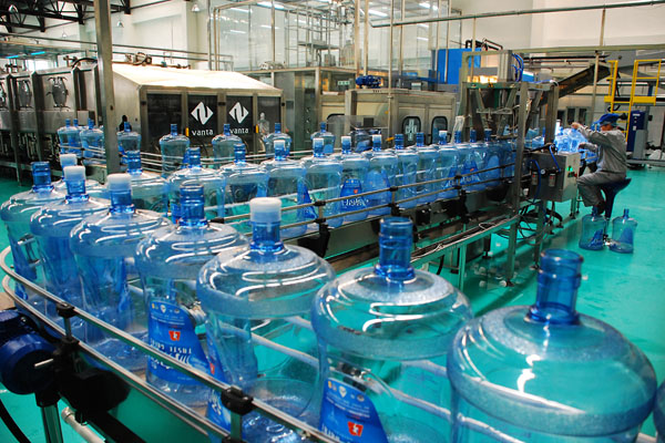 全自动桶装水生产线运转过程